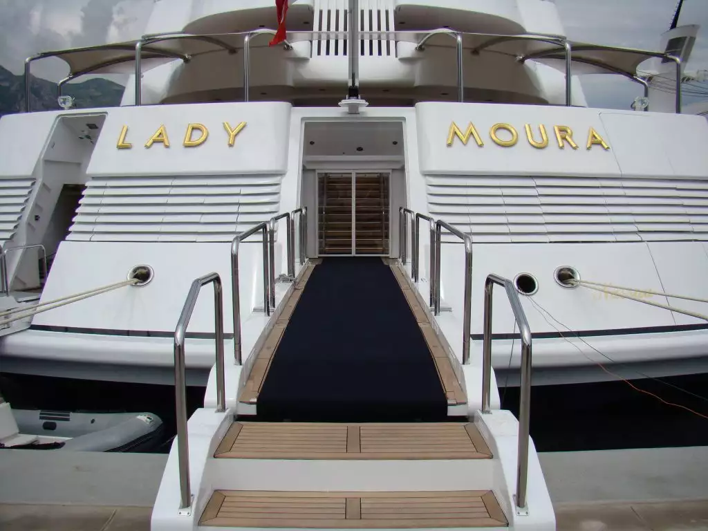 Lady Moura entrance