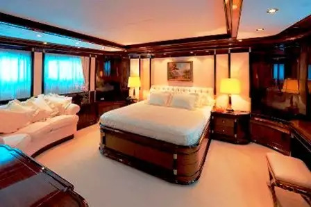 Interiore dell'yacht della stella dell'indaco