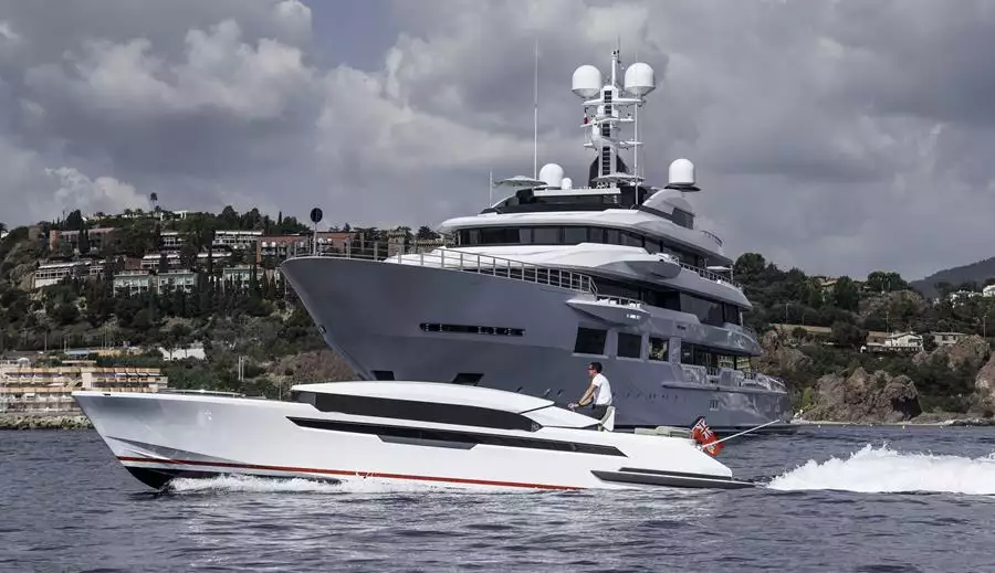 Oceanco-Yacht-DREAMBOAT-mit-ihrem-Beiboot