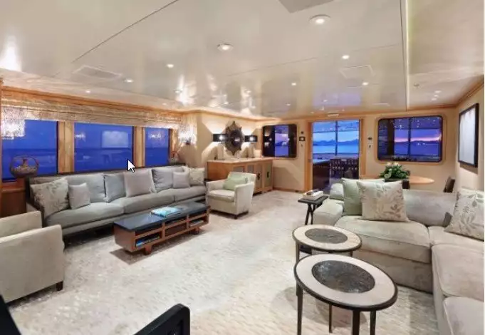 interni dello yacht Helios 2
