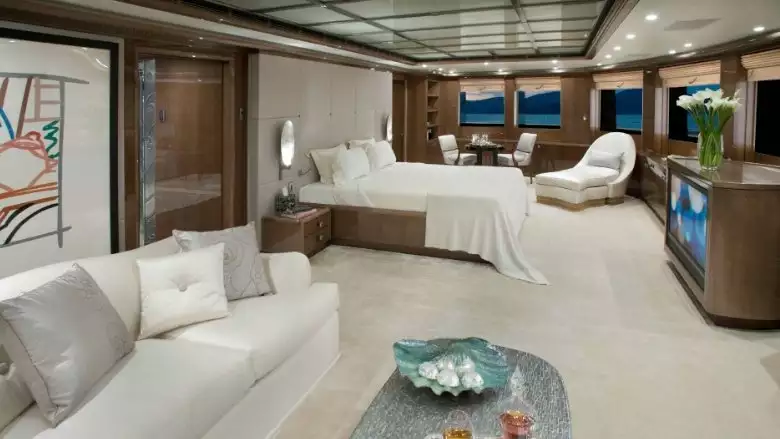 interno dell'yacht Alfa Nero