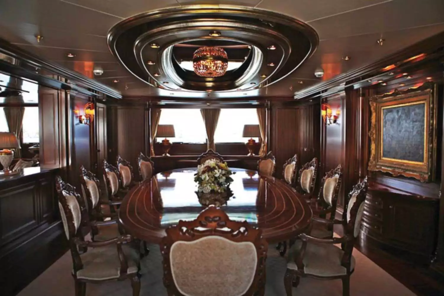 interno dell'yacht Apogeo