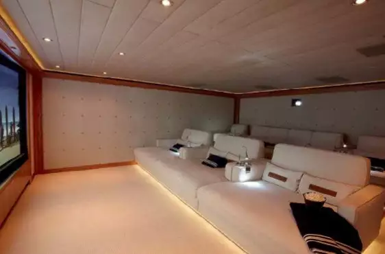 interno dell'yacht Ebony Shine 