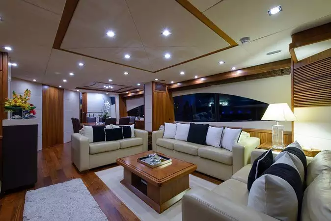 Yacht Leading Fearlessly Interieur