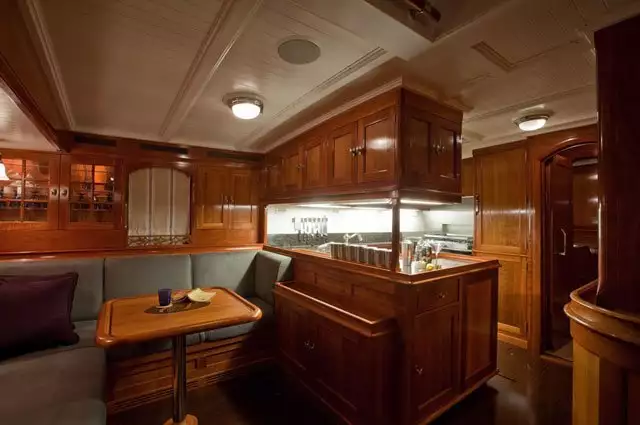 interno dell'yacht Nyima 