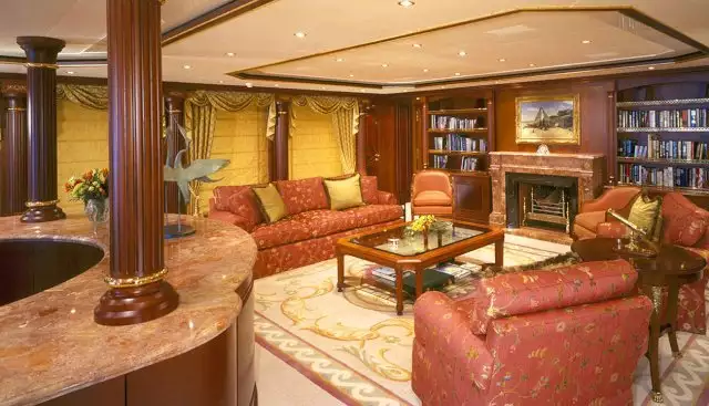 interno della regina Mavia dell'yacht