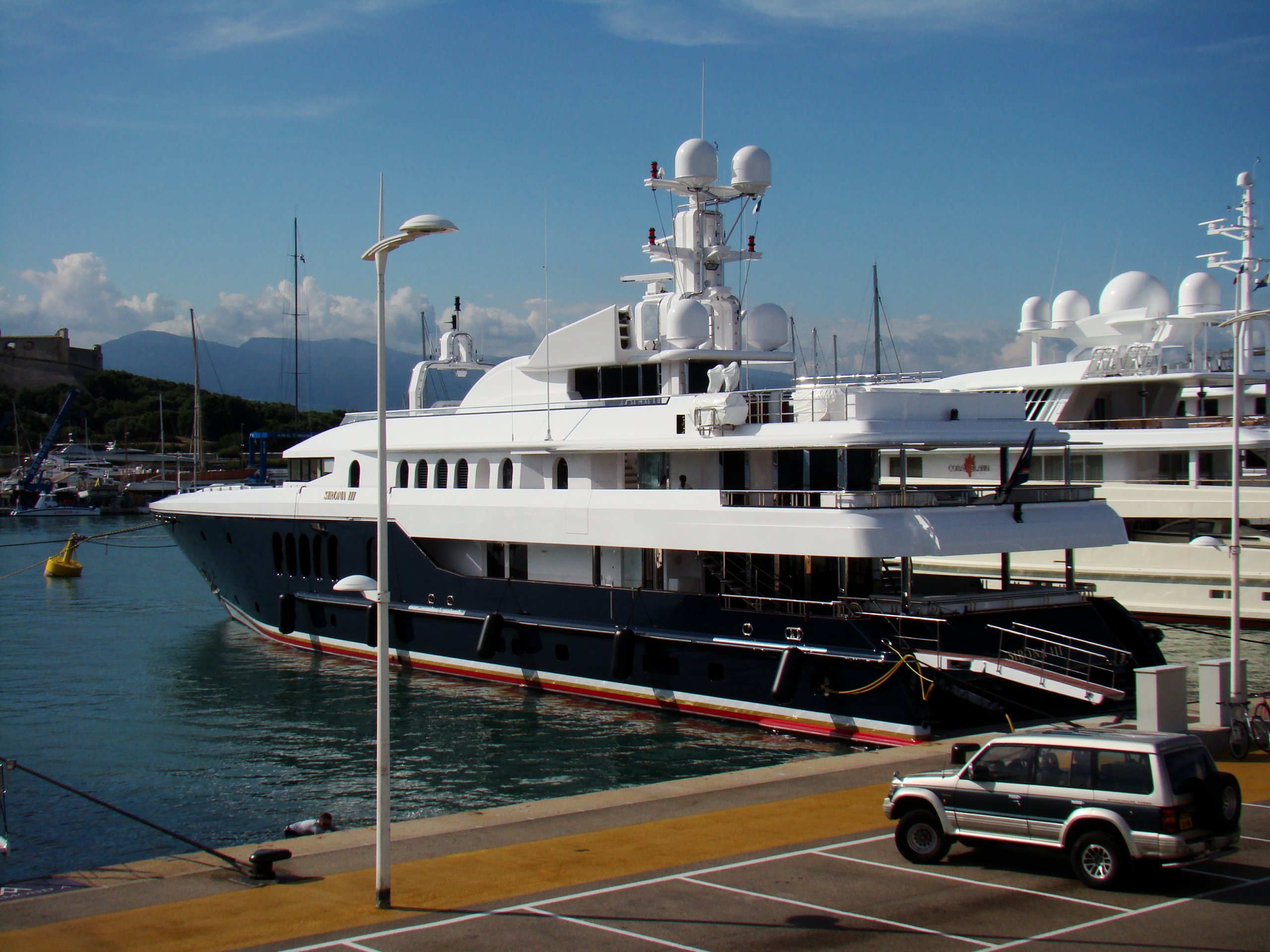 4 ROSES Yacht • Oceanfast • 2004 • المالك السابق Micky Arison - Sirona III
