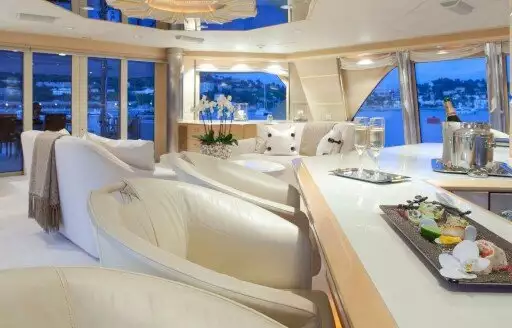 interni dello yacht Azzurra II