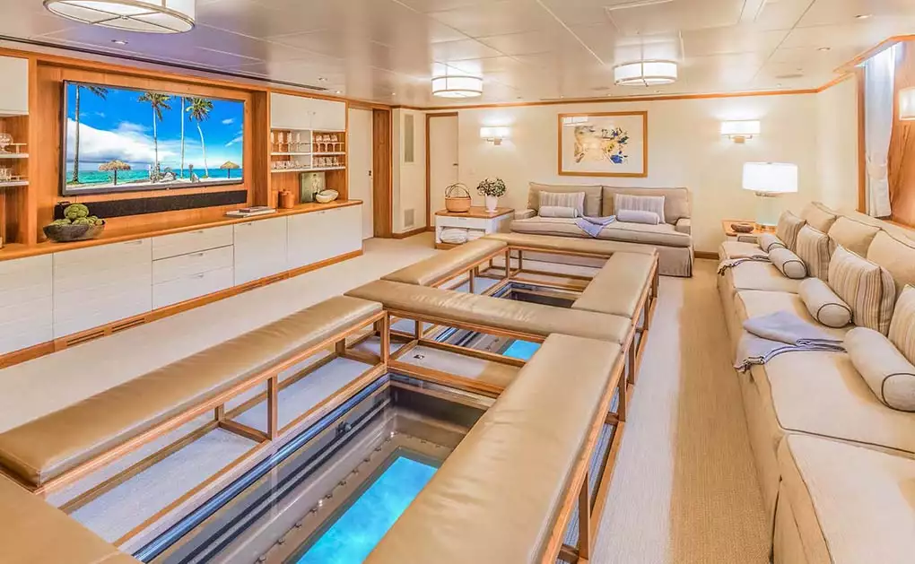yacht Suri interior