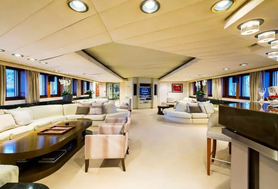interno dell'yacht Esmeralda