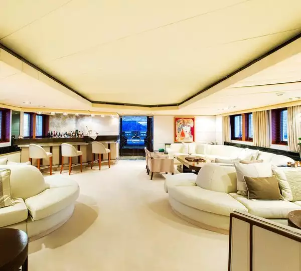 interno dell'yacht Esmeralda