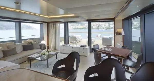 yacht Amo interior