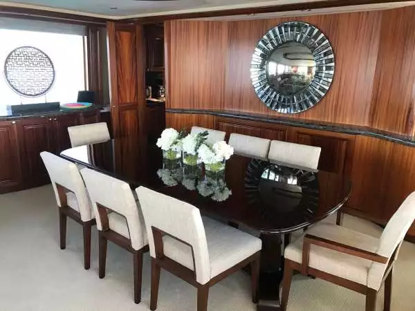 yacht Antares intérieur