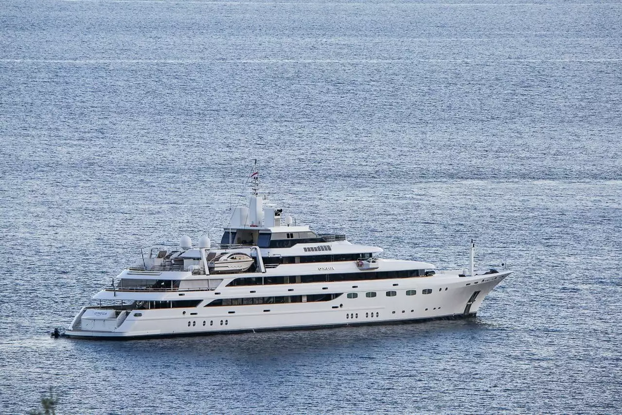 EMIR Yacht • Mitsubishi Heavy Indus • 1987 • ex Owner Nidal Karameh EMIR Yacht • Mitsubishi Heavy Indus • 1987 • ex Owner Nidal Karameh