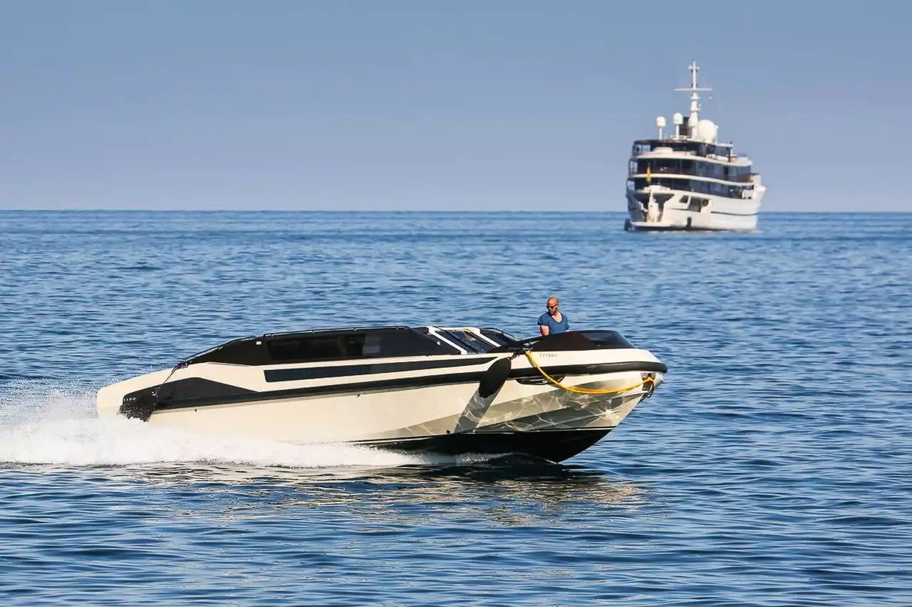 Annexe pour yacht Chakra (Limo Tender) – 10,8m – Konig