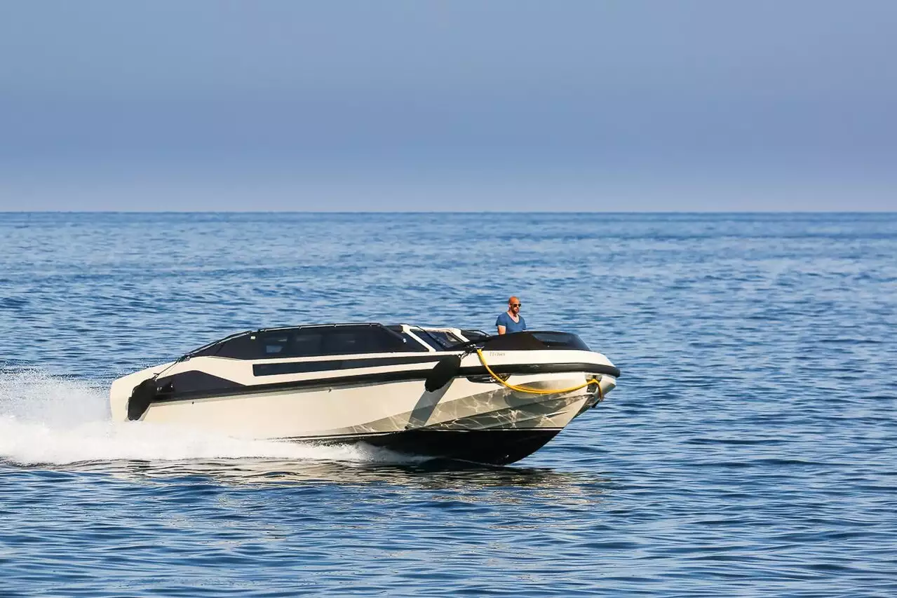 Annexe pour yacht Chakra (Limo Tender) – 10,8m – Konig