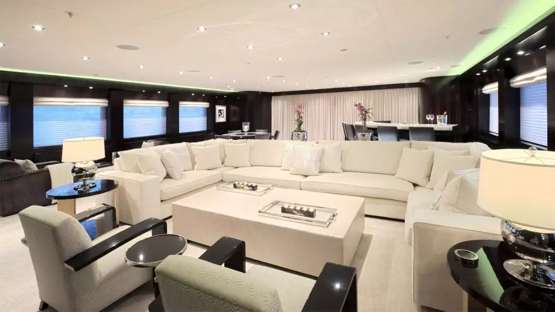 interno dell'yacht Carpe Diem