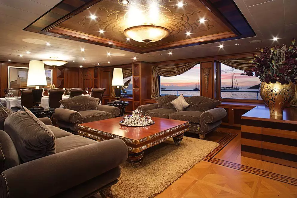 interno dell'yacht Deniki