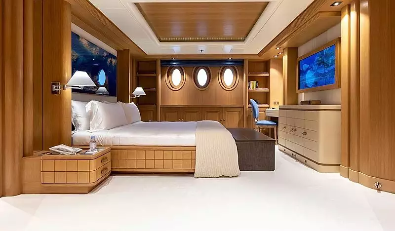 Intérieur du yacht Amels DEJA TOO