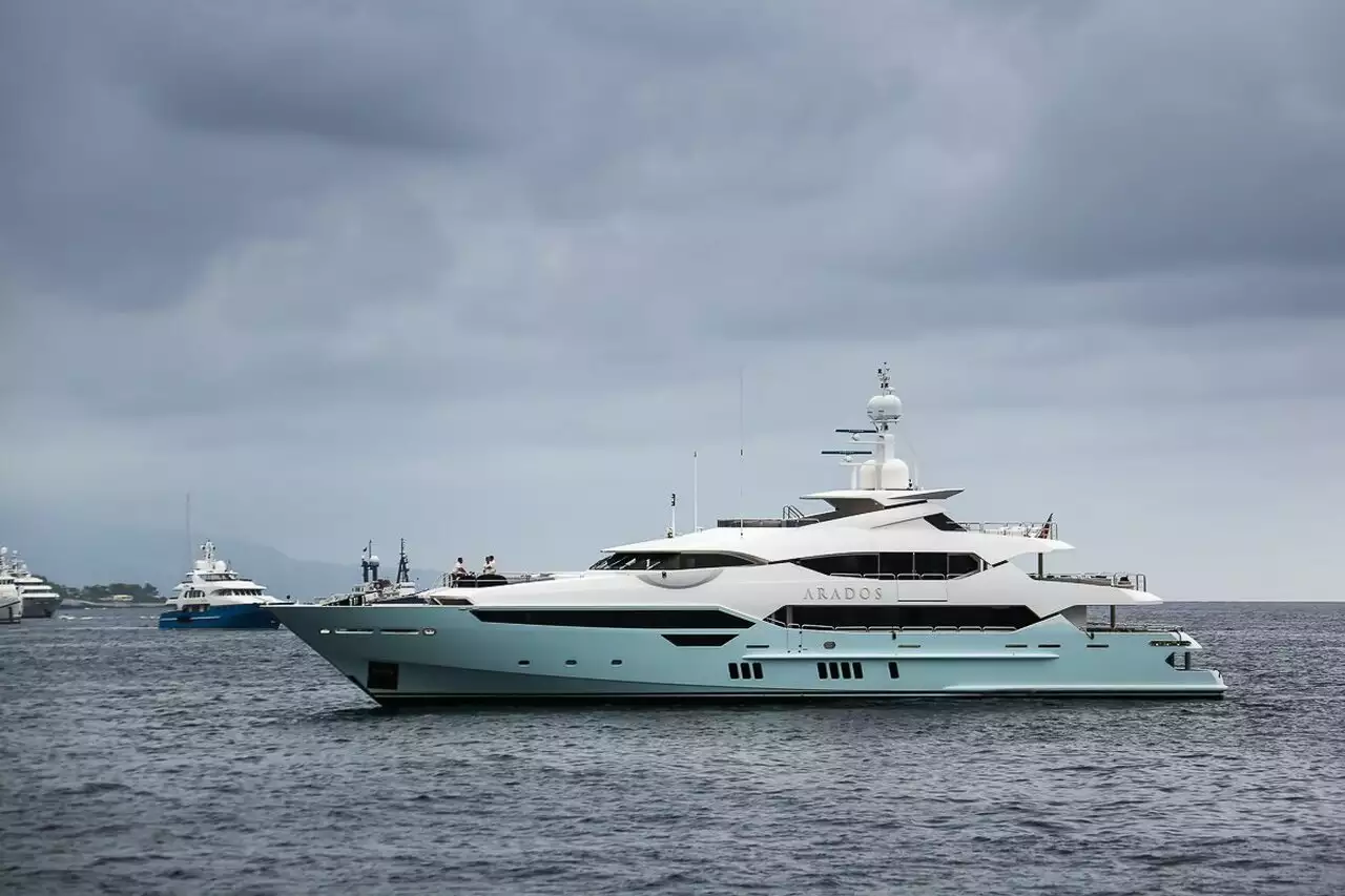 يخت ARADOS • Sunseeker • 2014 • القيمة $25،000،000 • المالك يخت ARADOS • Sunseeker • 2014 • القيمة $25،000،000 • المالك