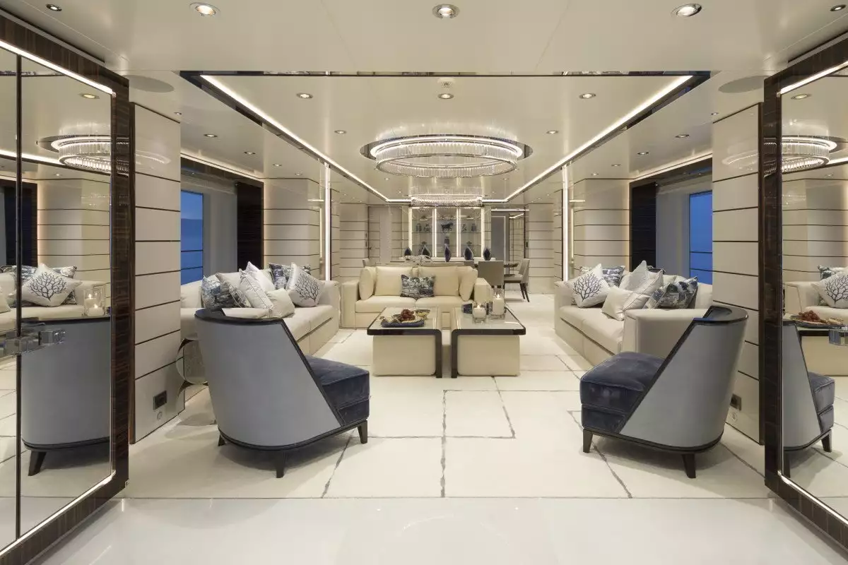 Interiore del ROE dell'yacht del turchese