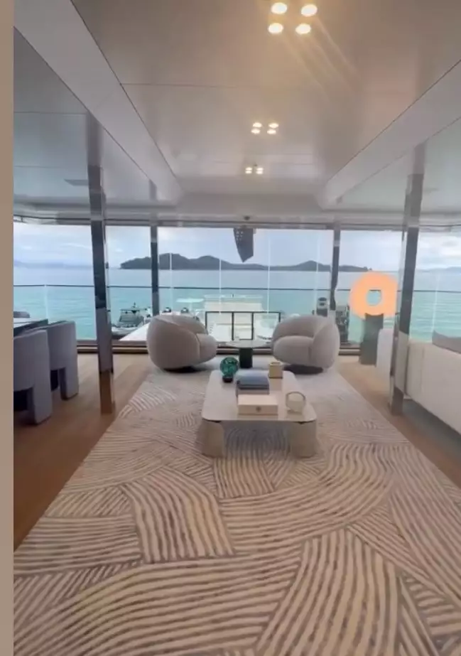Silver Yacht WANDERLUST interior 