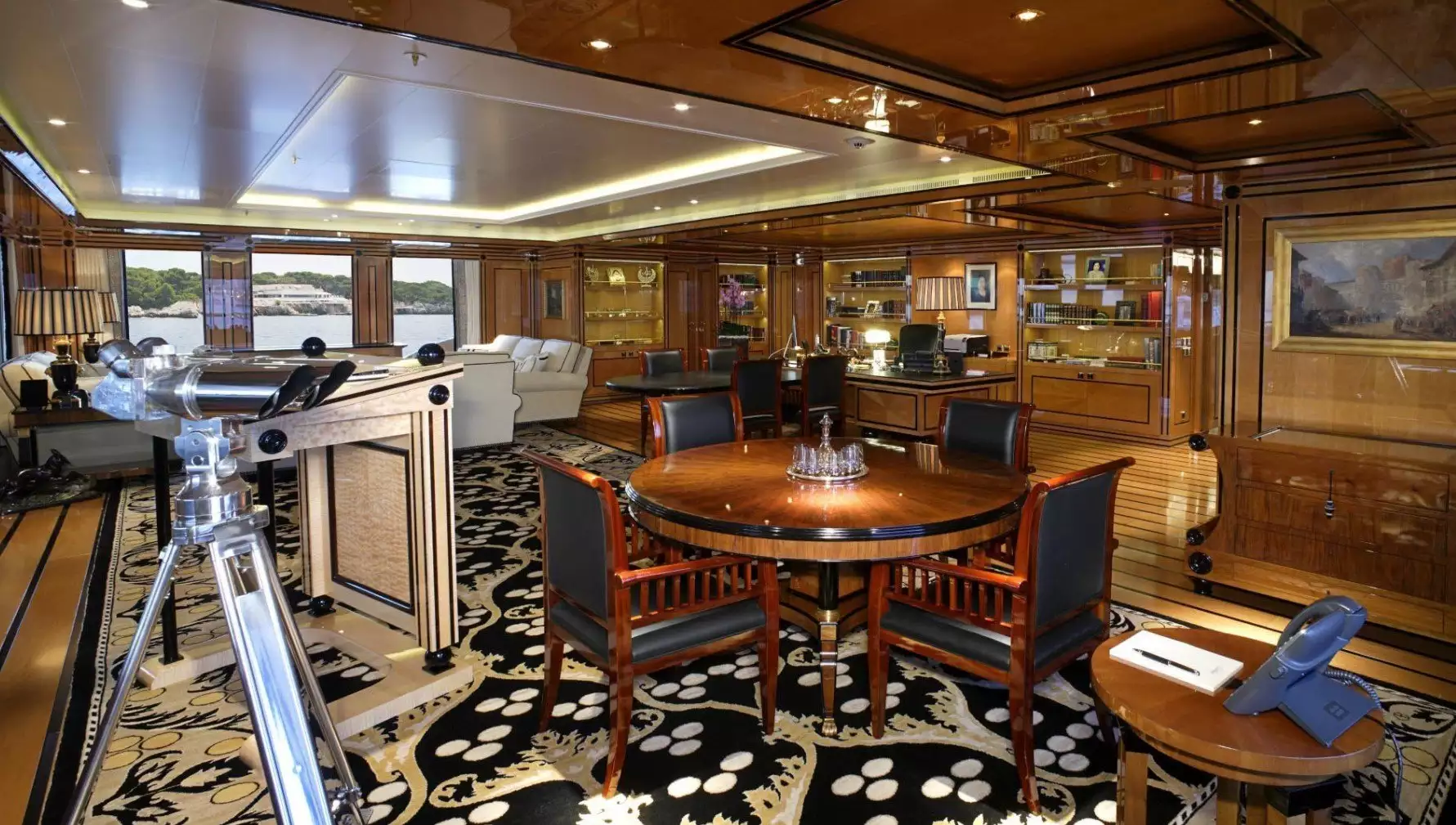 interior do iate Dilbar