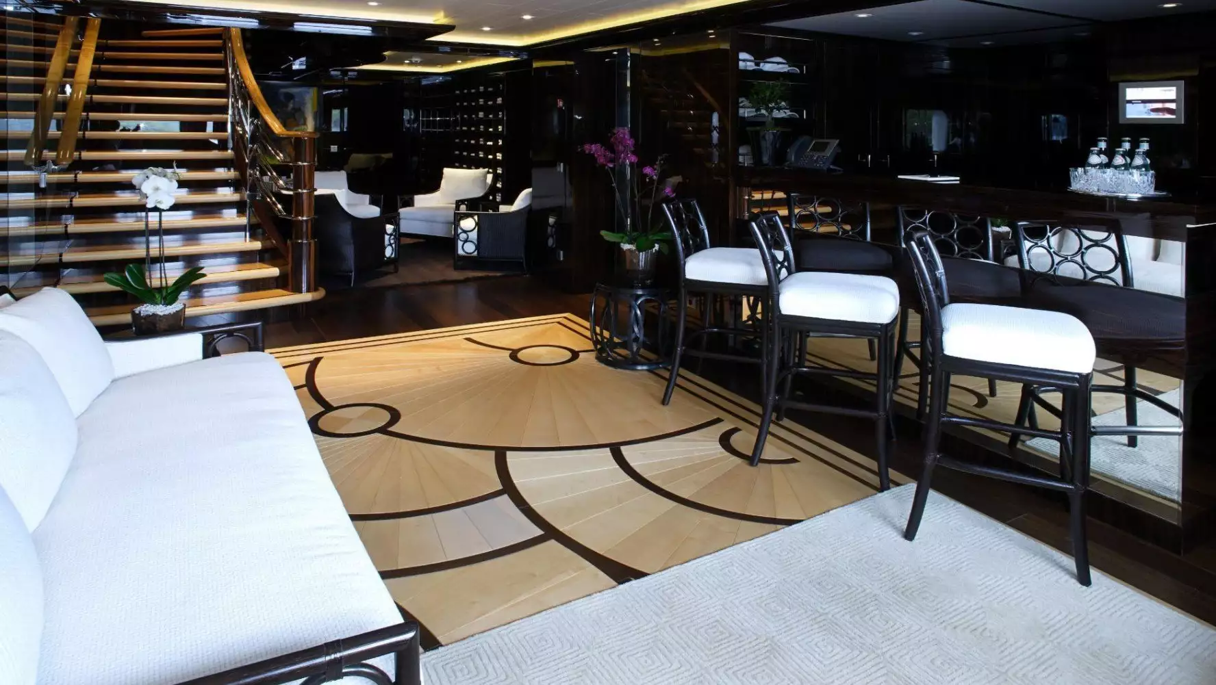 interior do iate Dilbar