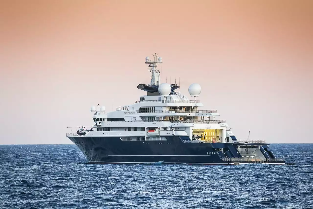 يخت OCTOPUS • Lurssen • 2003 • المالك Roger Samuelsson • بني لبول ألين