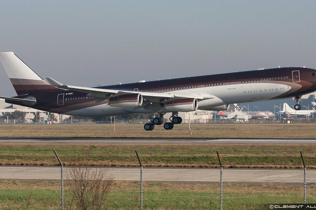 Alisher Usmanov Privatjet A340 (M-IABU)