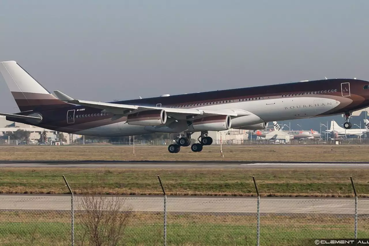 Jet privato Alisher Usmanov A340 (M-IABU)