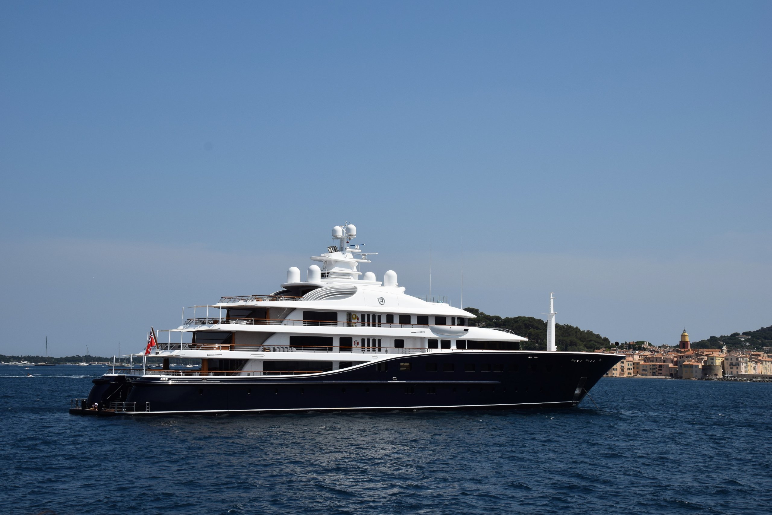 AQUILA Yacht • Derecktor • 2010 • propriétaire Ann Walton Kroenke