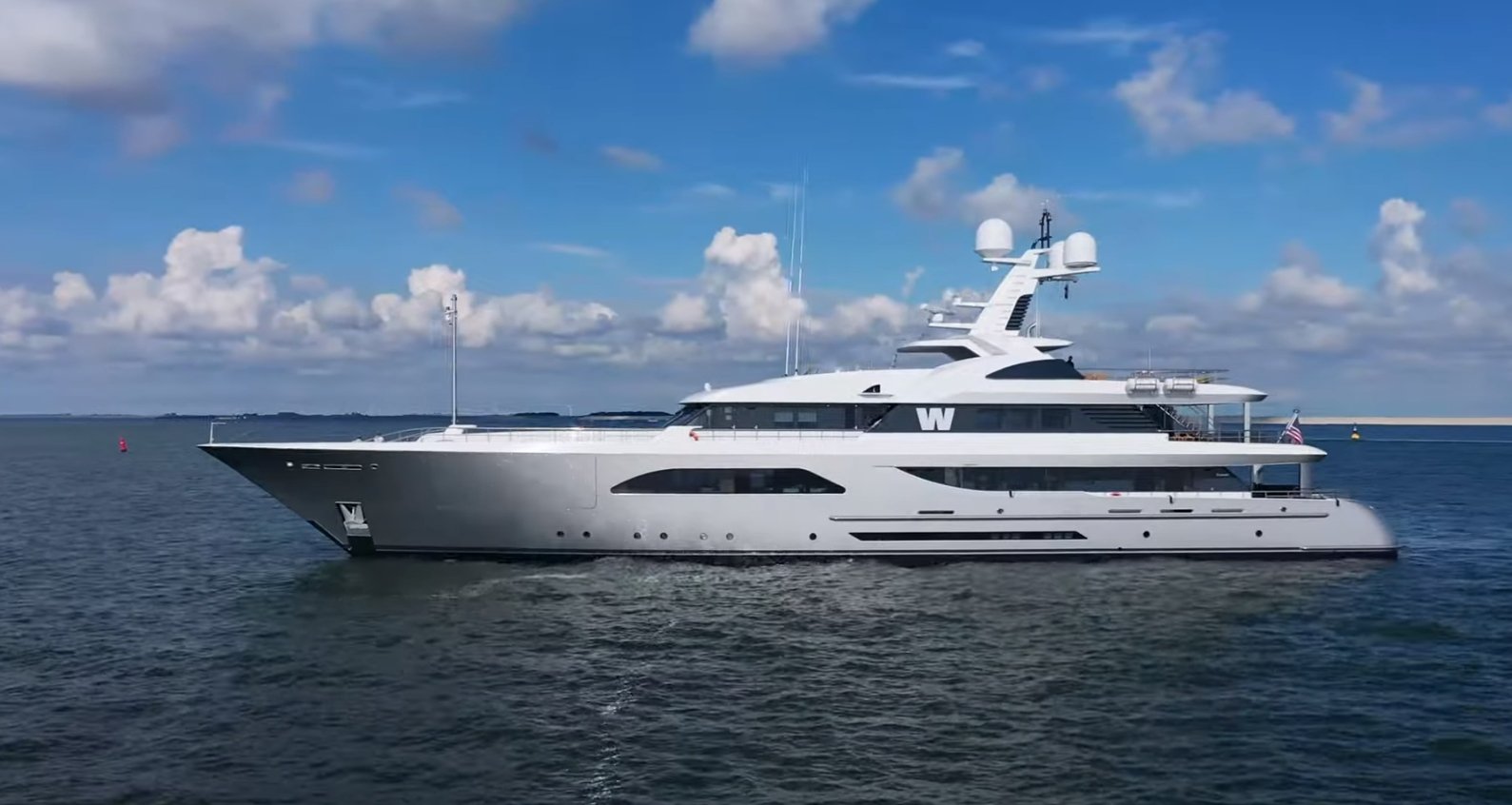 W Yacht • Feadship • 2013 • Eigentümer David MacNeil