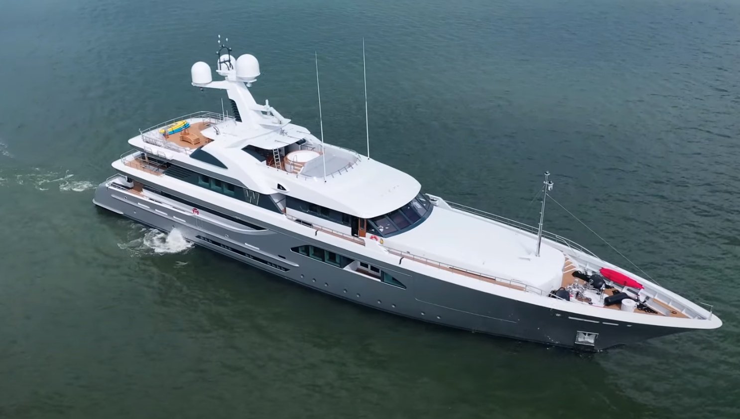 W Yacht • Feadship • 2013 • Proprietario David MacNeil