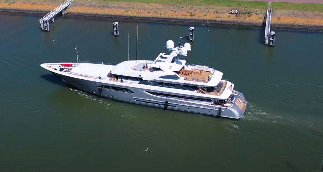 W Yacht • Feadship • 2013 • Eigentümer David MacNeil