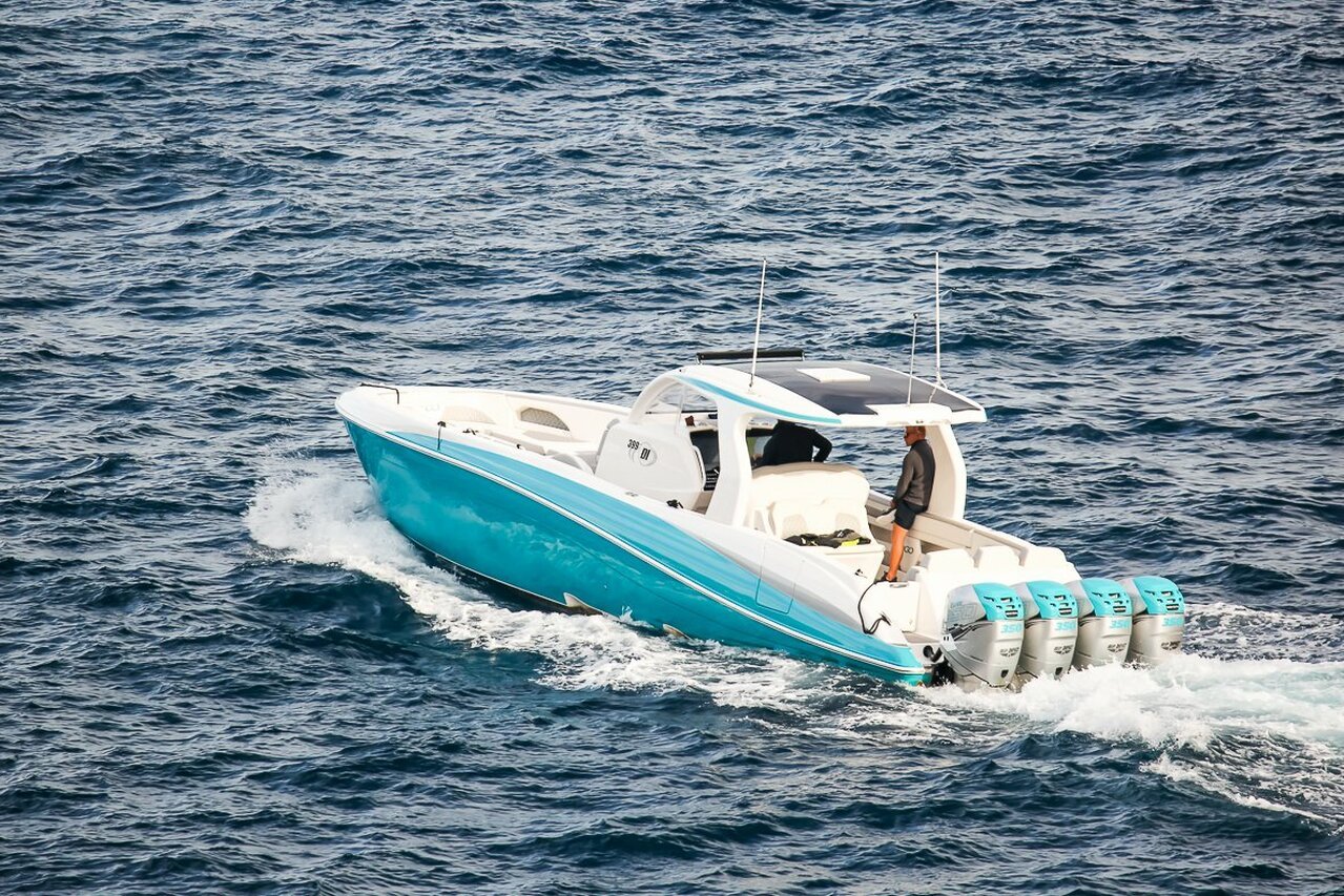 Gone (TT GO - Deep Impact 399 Sport Center Console) - 12m - Bateaux à impact profond