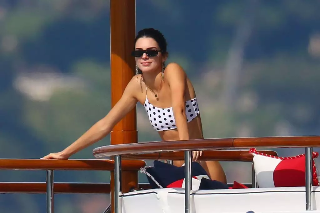 Kendal Jenner sur le drapeau du yacht