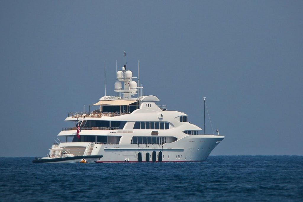 Superyachtfan - Terry Taylor is the owner of the yacht Mia