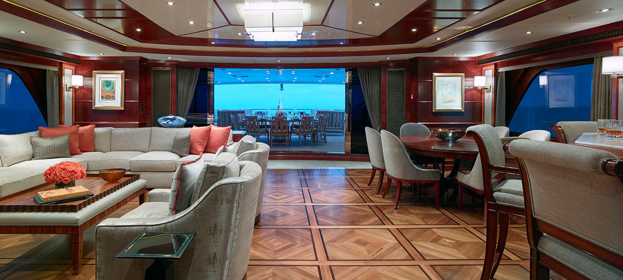 Intérieur du Trinity Yacht IRON BLONDE