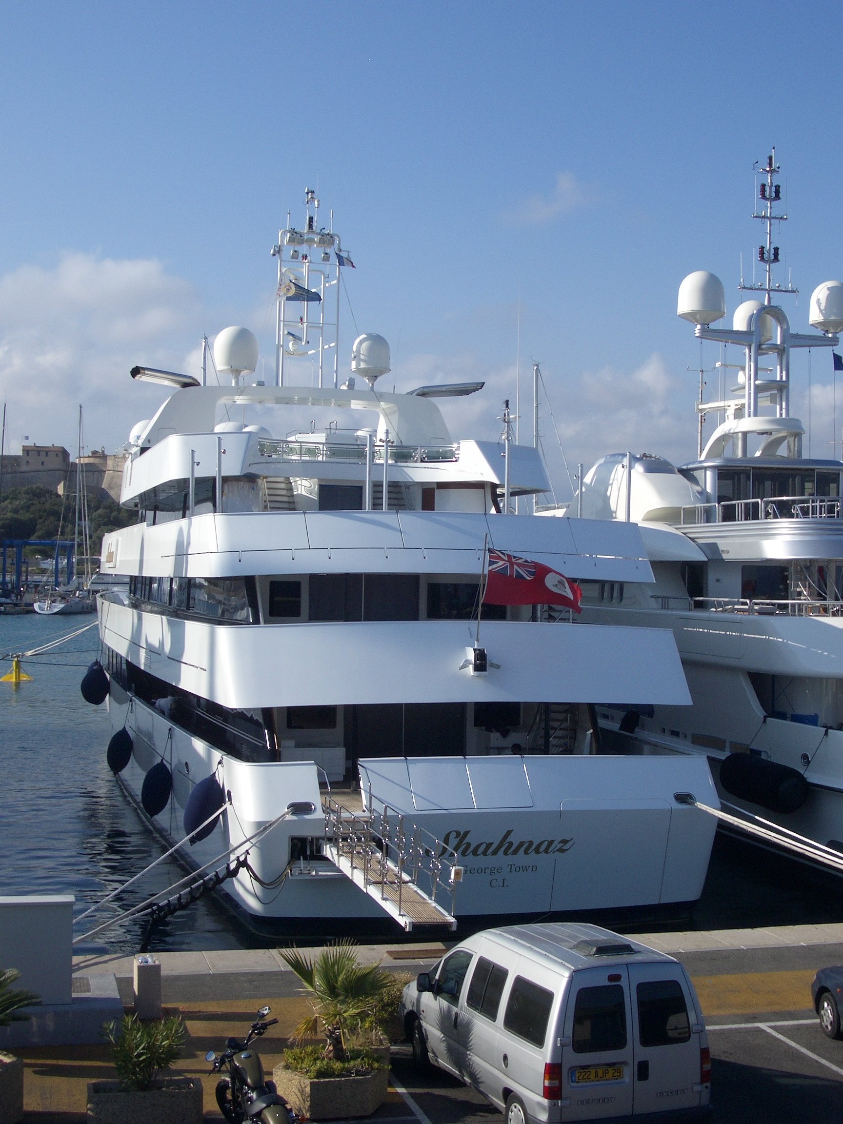 SHAHNAZ Yacht • Nuovi Cantieri Liguri • 1991 • Eigentümer Waleed bin Ibrahim al Ibrahim