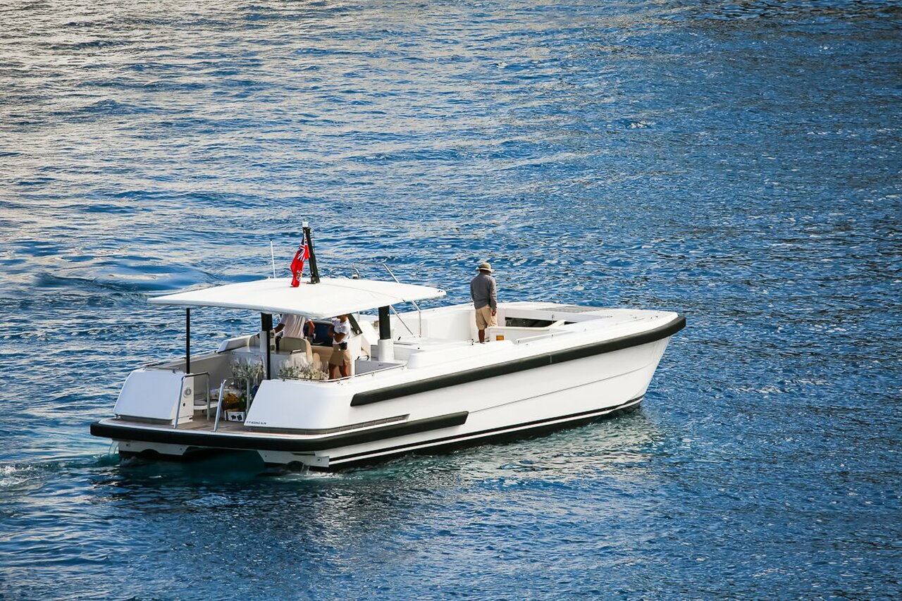 Yacht Tender To Rising Sun (Rising Sun Cat) – 10,68m – Compass Tenders