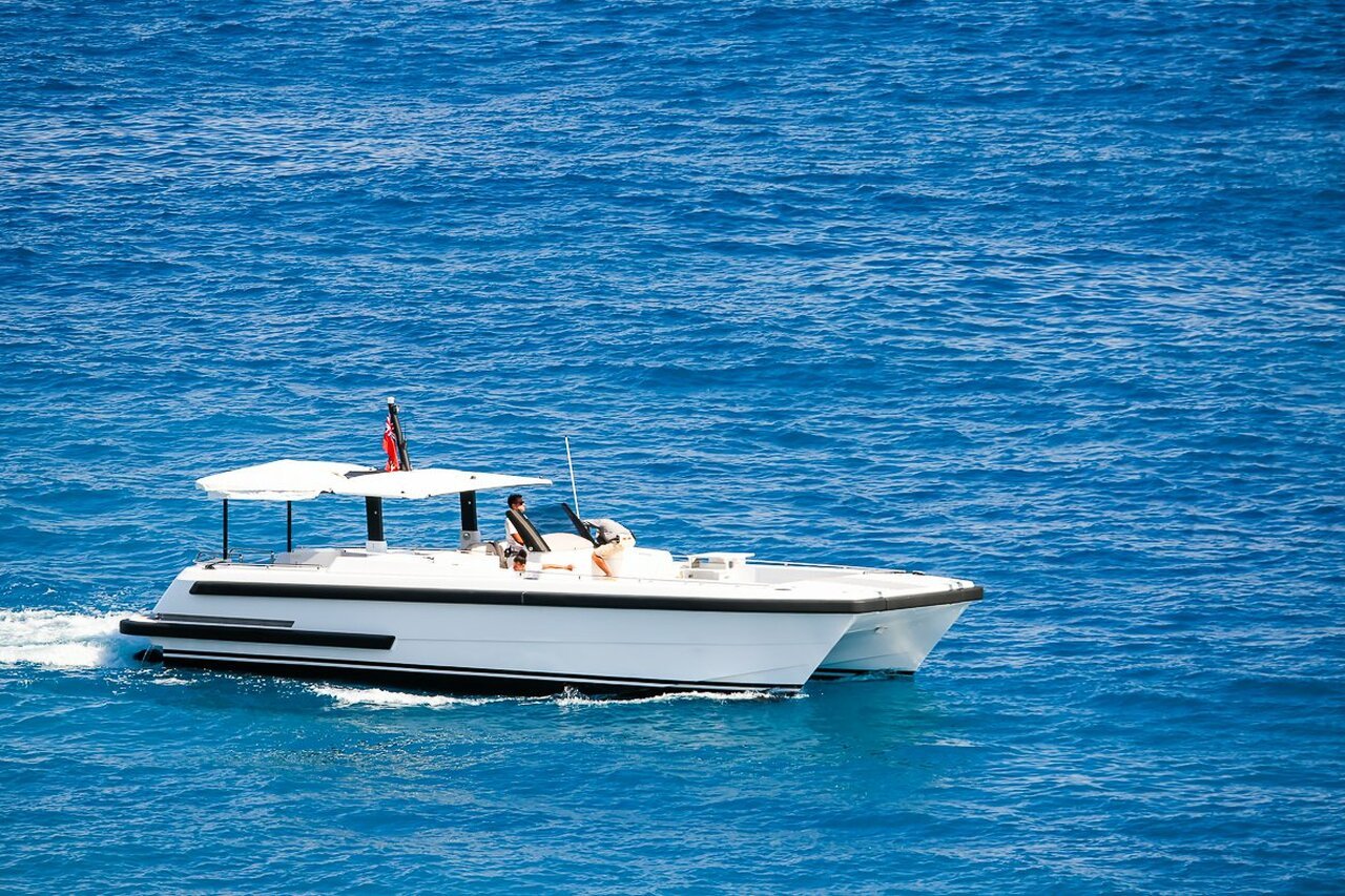 Yacht Tender To Rising Sun (Rising Sun Cat) – 10,68m – Compass Tenders
