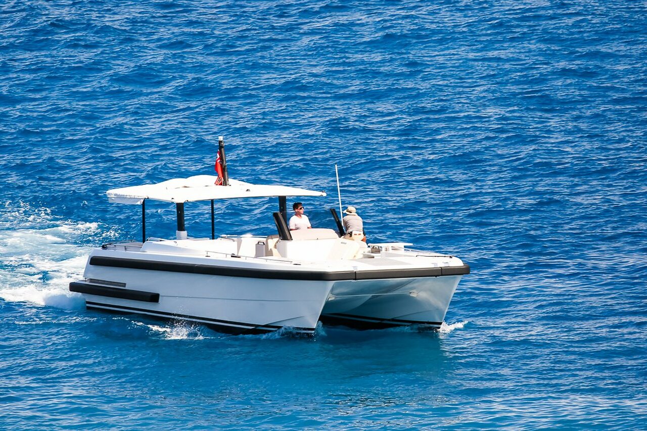 Beiboot zur Rising Sun-Yacht (Rising Sun Cat) – 10,68 m – Kompasstender