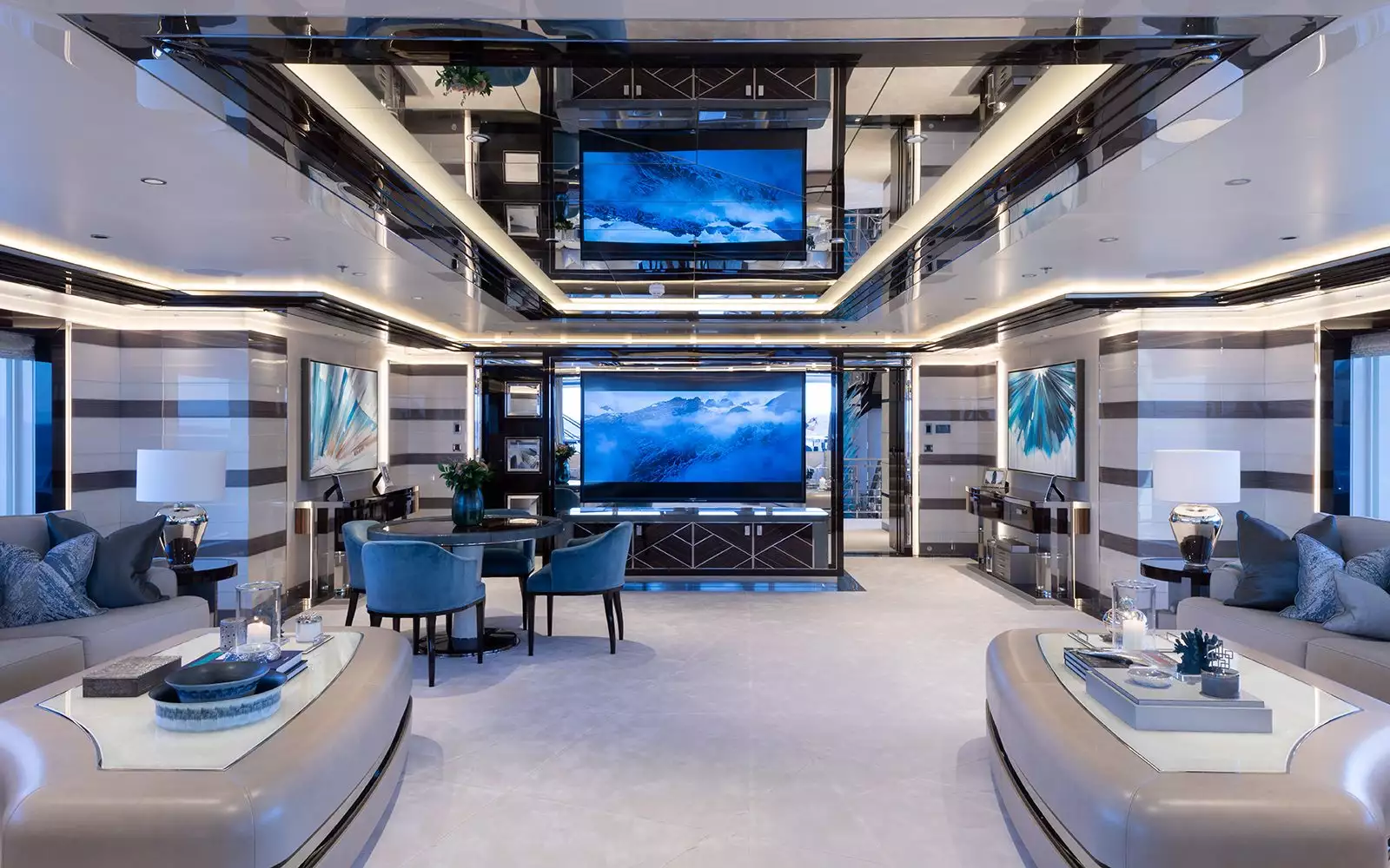 Yacht andare all'interno