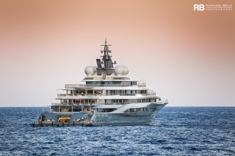 Owner of the yacht Flying Fox (Jeff Bezos?) | SuperYachtFan
