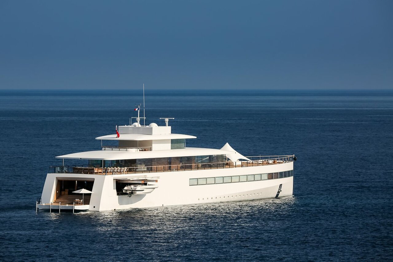 El yate Venus fue construido por Feadship en 2012. El yate es propiedad del fundador de Apple, Steve Jobs' viuda Laurene.