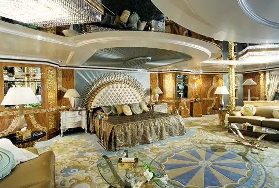 Interno dello yacht del principe Abdulaziz