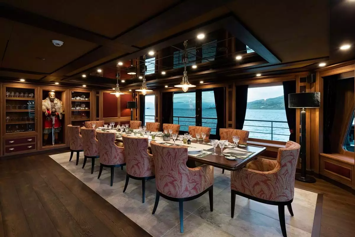 interior do iate Ragnar