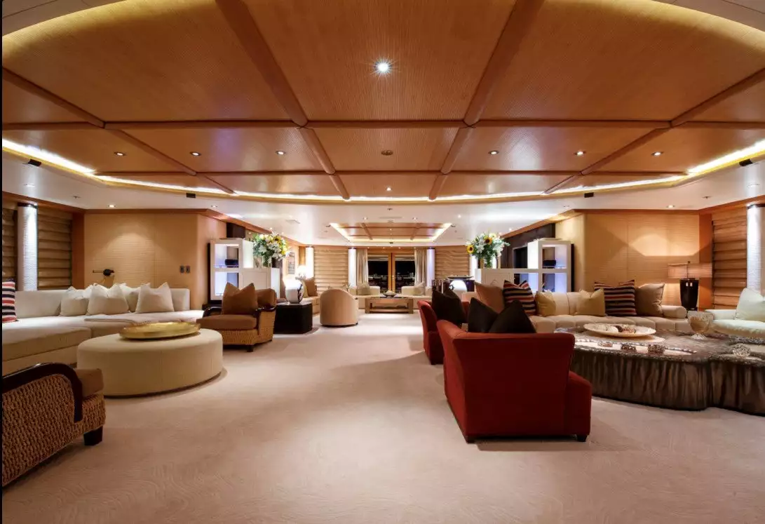 Interior de rayos de sol del yate Oceanco