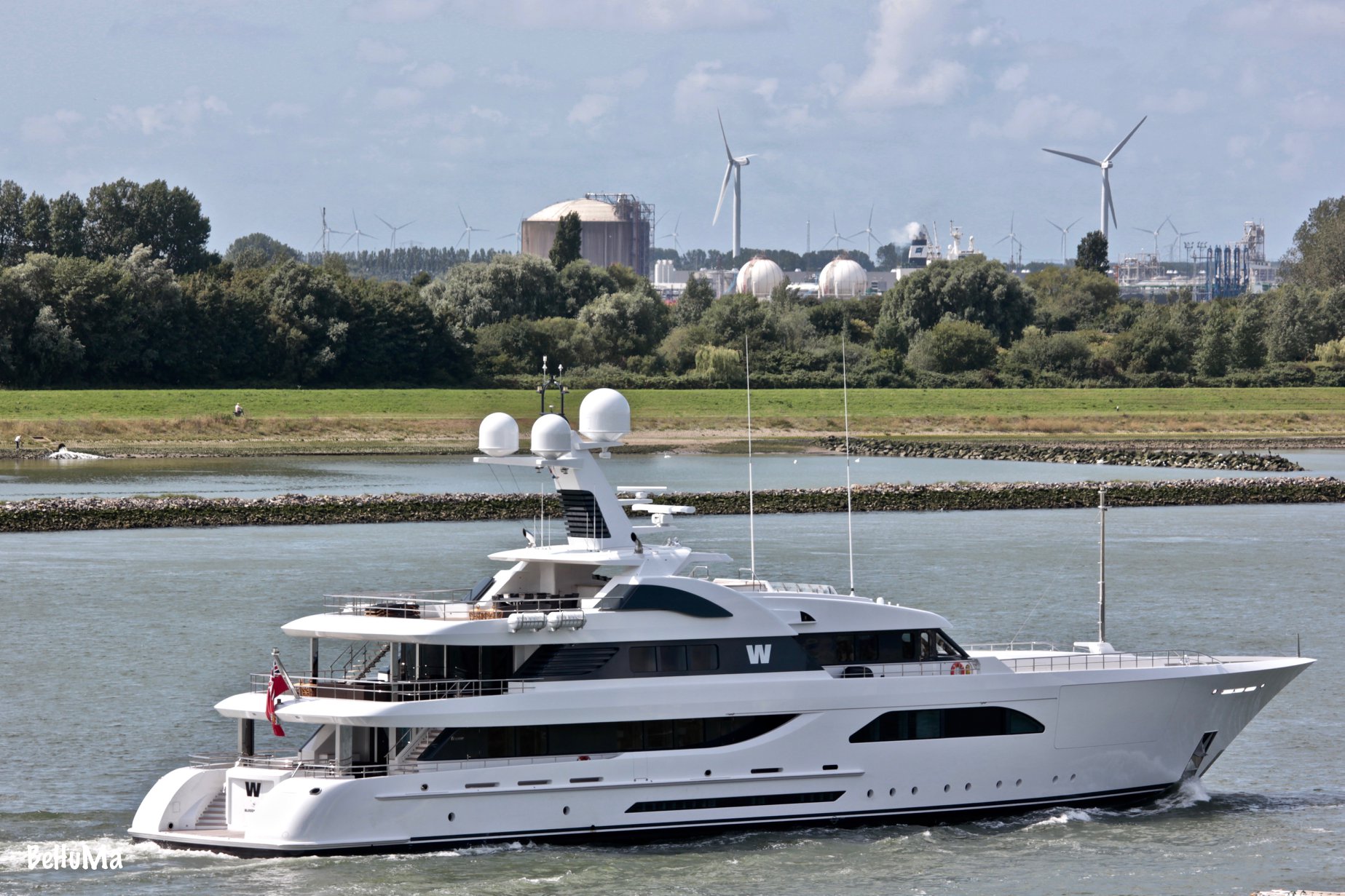 W Yacht • Feadship • 2013 • Eigentümer David MacNeil